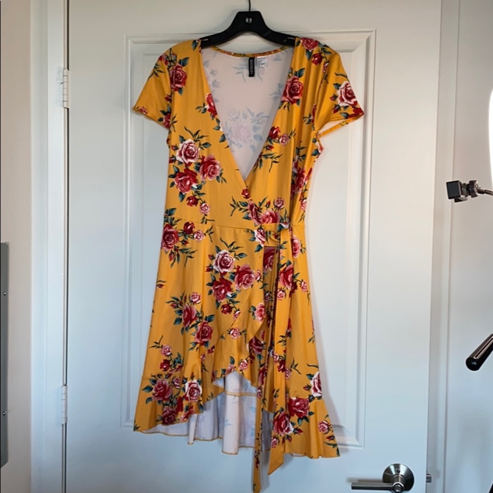 beautiful yellow mini dress)